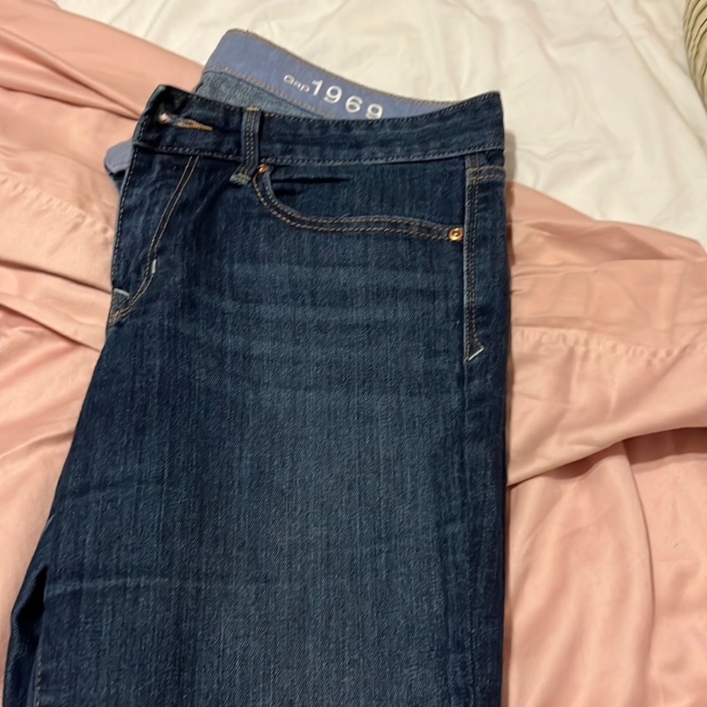 Gap jean - “Real Straight” - Good - very good condition . No rips or stains .